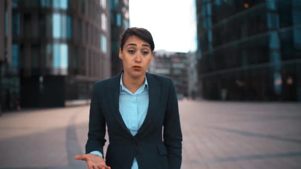 Businesswoman portrait. Negation and disapproval. Swear and cuss - Footage, Video