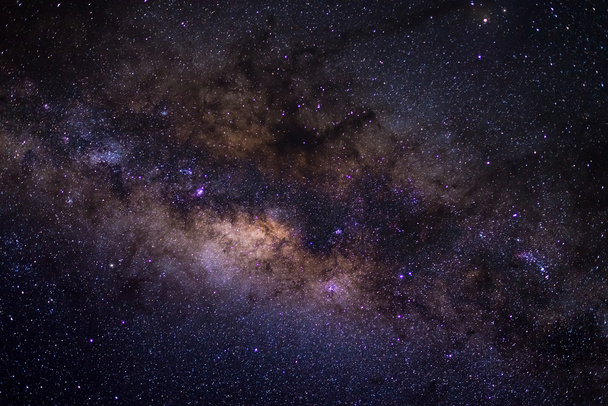 La Vía Láctea capturada en el hemisferio sur, con detalles de su colorido núcleo, excepcionalmente brillante
. - Foto, Imagen