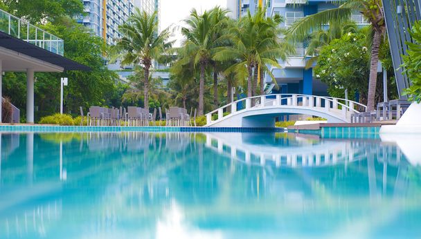 piscina con palmeras Tailandia
 - Foto, imagen