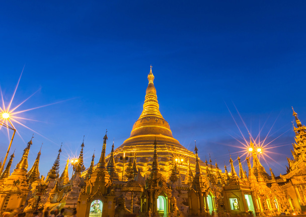  Shwedagon gran pagoda dorada en Rangún, Myanmar (Birmania) en la puesta del sol crepúsculo
  - Foto, imagen