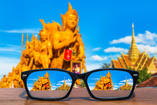 очки на деревянном столе перед тайским фестивалем свечей в Убон Ратчатани
, - Фото, изображение