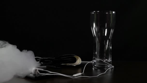 Pouring beer into a glass - Séquence, vidéo