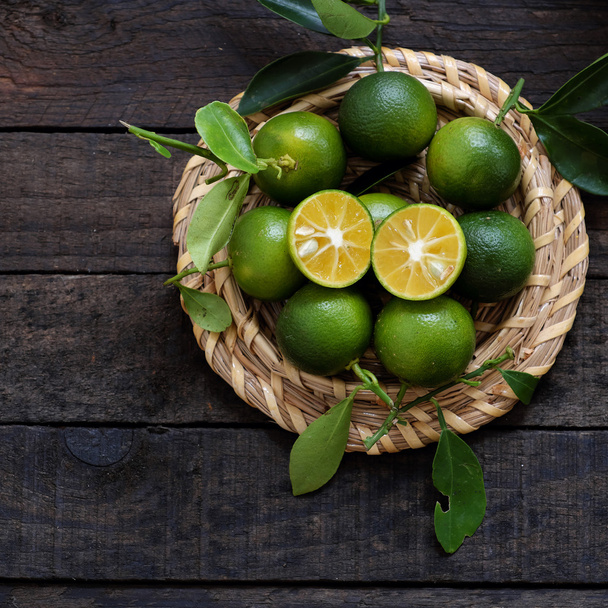 Frutta verde Kumquat su sfondo di legno
 - Foto, immagini