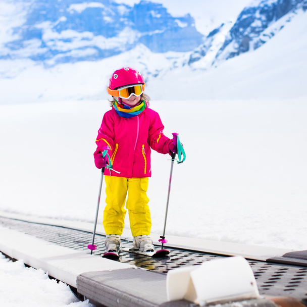 Dziecko na Wyciąg narciarski - Zdjęcie, obraz