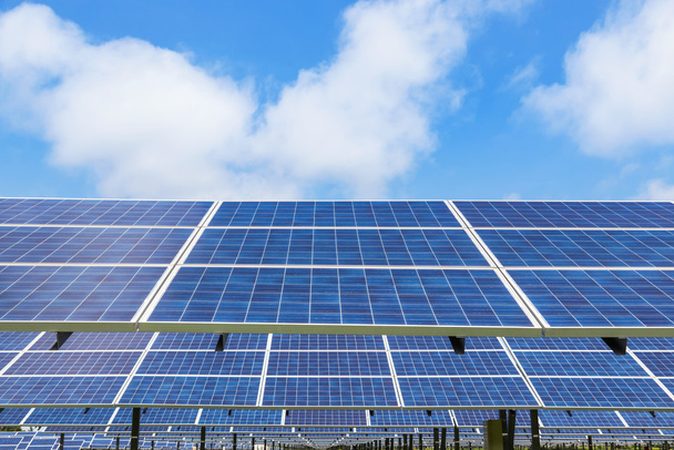 fotowoltaiczne panele słoneczne w elektrowni słonecznej - Zdjęcie, obraz