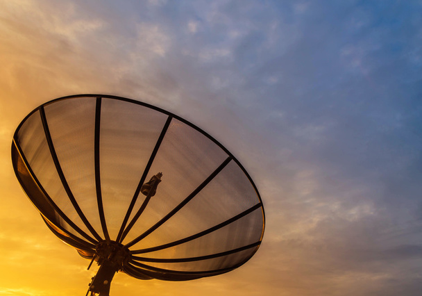 Antena parabólica ao nascer do sol
 - Foto, Imagem
