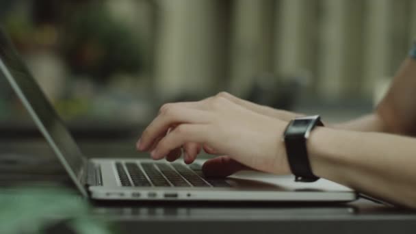 hands closes laptop - Video, Çekim