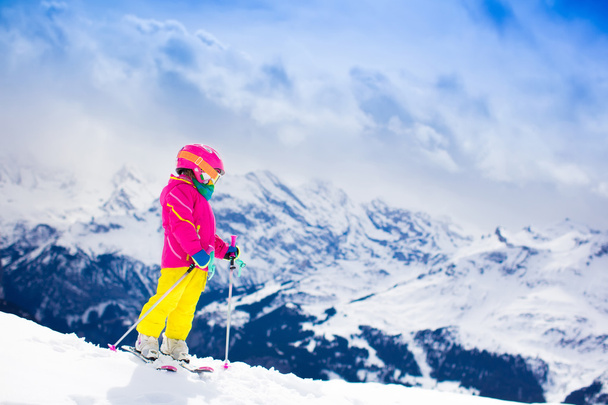 Дитина катається на лижах у горах
 - Фото, зображення