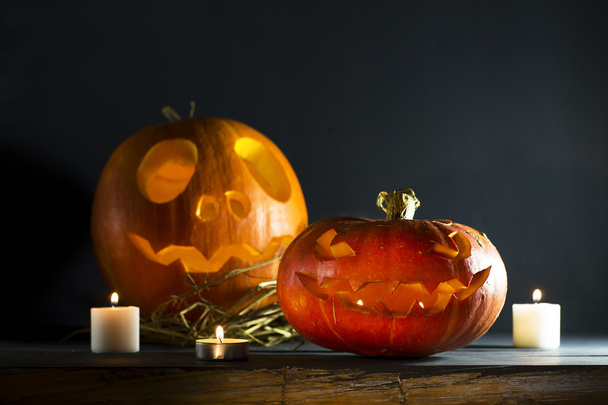 Calabaza de Halloween con velas
 - Foto, imagen
