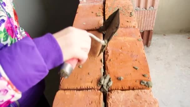 Πλινθοκτίστης βάζοντας τούβλα είναι πολύ συμπυκνωμένο - Πλάνα, βίντεο