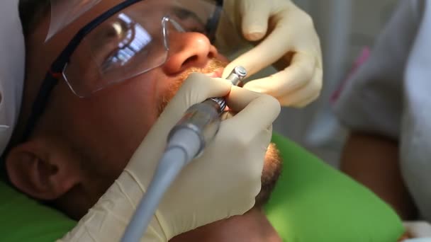 стоматолог робить процедуру пацієнту
 - Кадри, відео