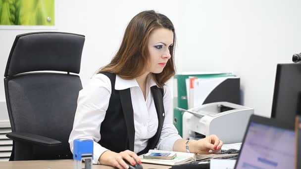νεαρό κορίτσι στο χώρο εργασίας στο γραφείο ή στην Τράπεζα - Πλάνα, βίντεο
