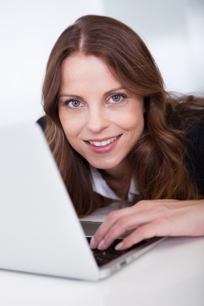 Smiling woman with a laptop - Foto, afbeelding