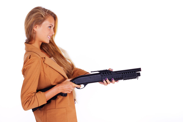 Retrato de chica hermosa posando en fondo blanco con pistola
 - Foto, imagen