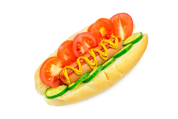 Cachorro quente com salsicha, tomate, pepino, ketchup e mostarda sobre fundo branco
. - Foto, Imagem