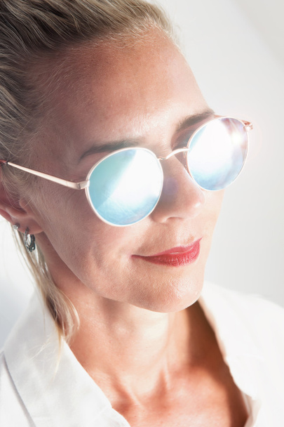 portrait of blond woman with shiny sunglasses - Foto, Imagem