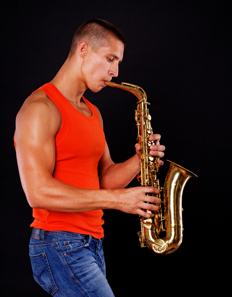 Un jeune homme joue du saxophone
 - Photo, image
