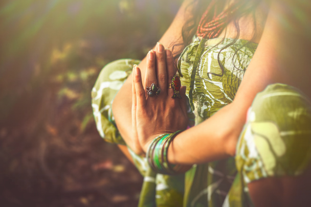 жінка в позі йоги крупним планом
 - Фото, зображення