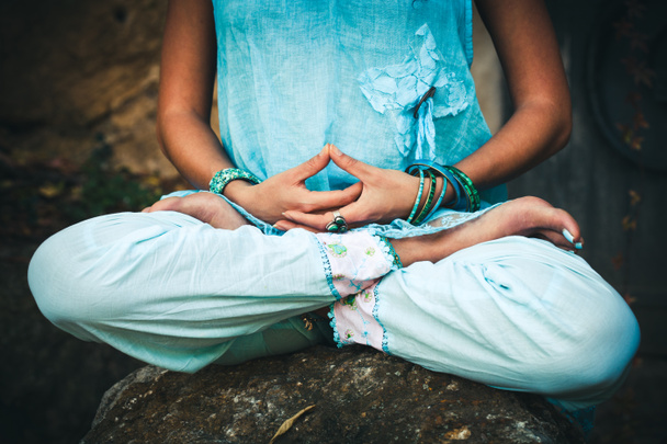 kobieta ręce i nogi w medytacji pozie - Zdjęcie, obraz
