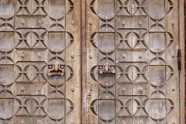 iron handle on an old wooden door - Φωτογραφία, εικόνα