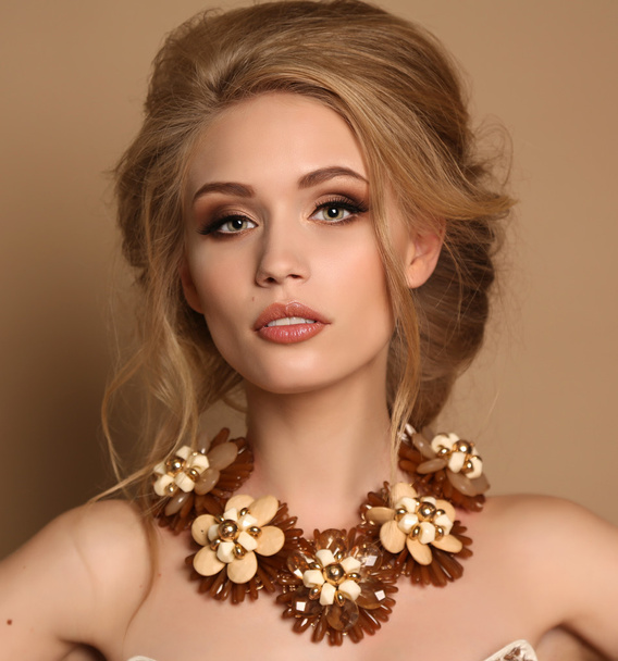 woman with blond hair and bright makeup with luxurious necklace  - Foto, imagen