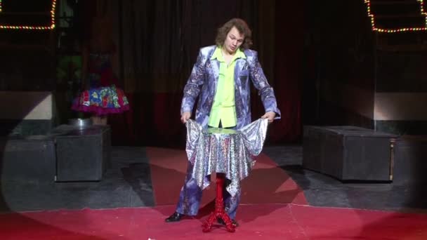 The magician shows a flying table, presentation of artists, theater . - Záběry, video