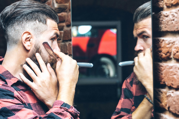 man with razor near mirror - Fotoğraf, Görsel