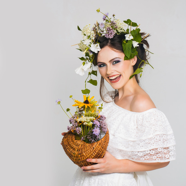 young pretty girl with flower wreath - Foto, afbeelding