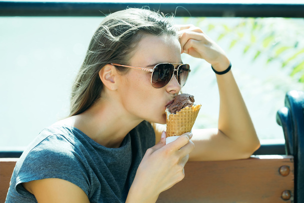 Young woman eating ice cream - Fotoğraf, Görsel