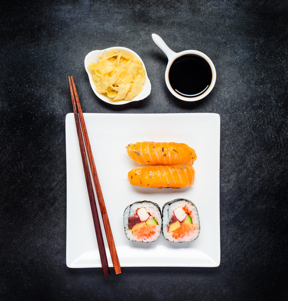 Sushi z Tsukemono i sosem sojowym na białym talerzu - Zdjęcie, obraz