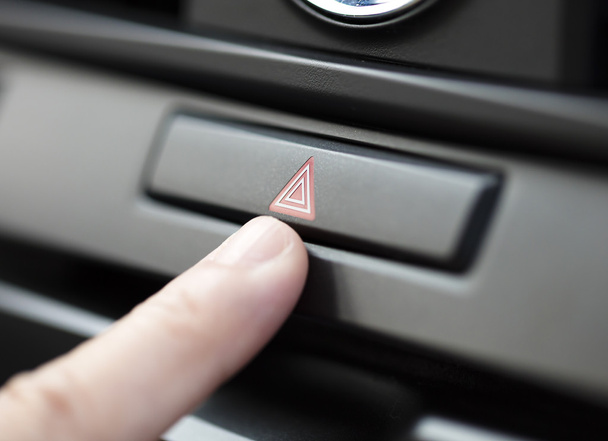 ujj autó sürgősségi könnyű gomb megnyomásával - Fotó, kép