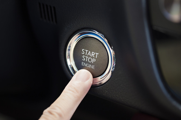 palec wciśnięcie przycisku stop start silnika - Zdjęcie, obraz