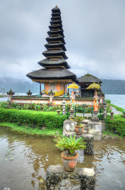 Pura Ulun Danu Bratan, индуистский храм на озере Братан, Бали, Индонезия
 - Фото, изображение