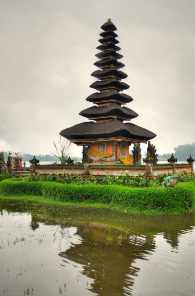 Pura фоні тропічних пейзажів поблизу danu bratan, індуїстський храм на bratan озеро, Балі, Індонезія - Фото, зображення