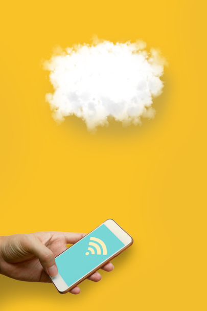 Cloud computing koncepcja technologiczna, mężczyzna, trzymając smartfon i  - Zdjęcie, obraz