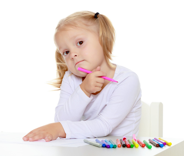 The girl draws with markers - Photo, image