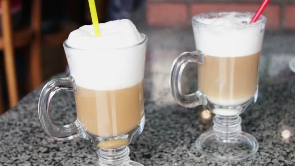 Lezzetli köpük ile sıcak latte - Video, Çekim