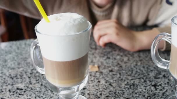 Gorące latte z pianki smaczne - Materiał filmowy, wideo