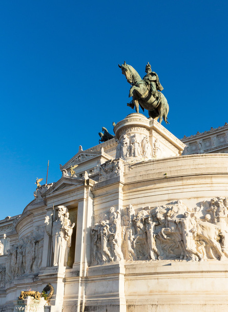 Bronze equestrian statue of the king of Italy - Foto, afbeelding