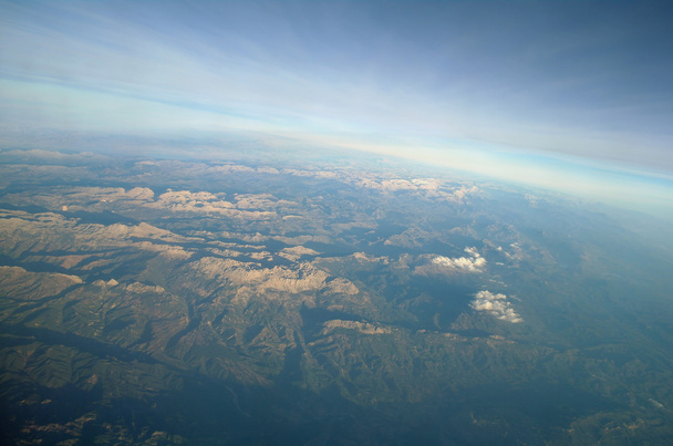 A légi felvétel a felhők és a táj fölött - Fotó, kép