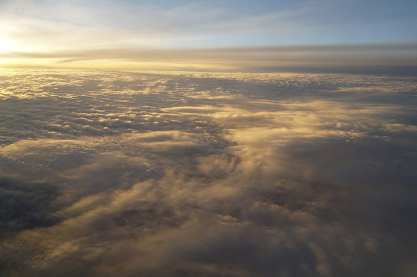 wolken en de hemel gezien vanuit vliegtuig - Foto, afbeelding