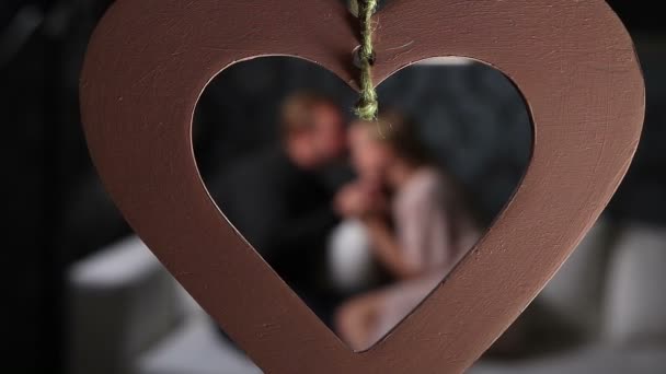 Sevgililer günü aşık kanepede bulanık Çift - Video, Çekim