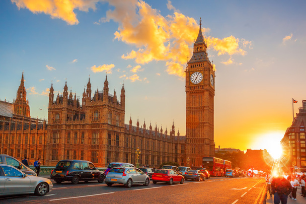 Big Ben contra o pôr do sol colorido em Londres, Reino Unido
 - Foto, Imagem