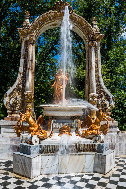 Fonte que opera nos jardins palacianos de La Granja de san Ildefonso, Segóvia, Castela e Leão, Espanha
 - Foto, Imagem