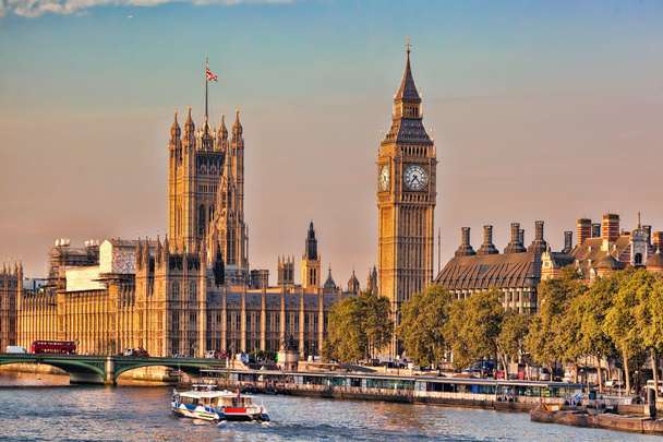 Big Ben con barca in Londra, Inghilterra, Regno Unito
 - Foto, immagini