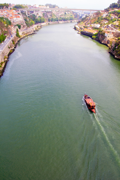 Човен плаває на березі річки Дору, порту, Португалія - Фото, зображення