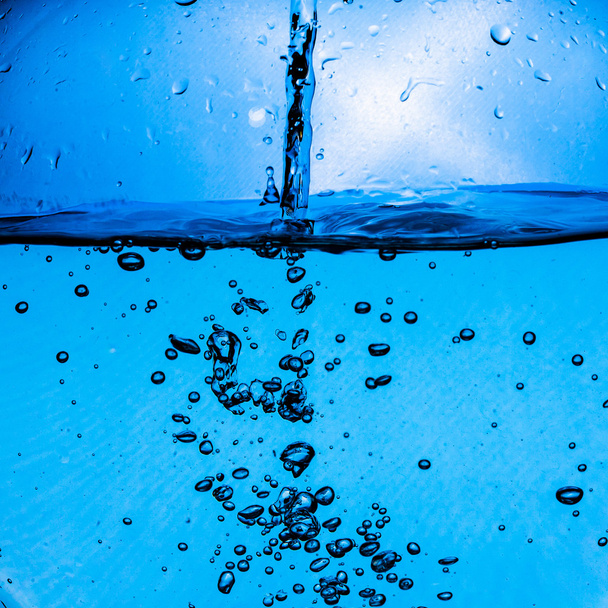 Niebieskie bąbelki wody  - Zdjęcie, obraz