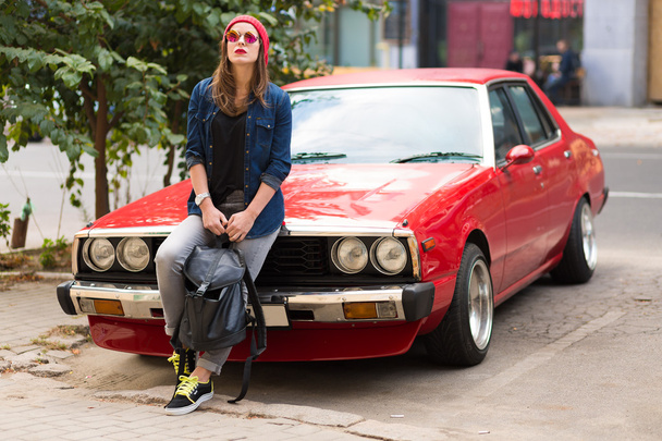 Retro arabanın yanında duran oldukça stil sahibi kadın - Fotoğraf, Görsel