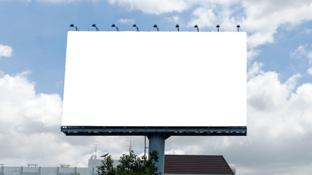 Óriásplakát, üres képernyő, kék felhős ég ellen  - Fotó, kép
