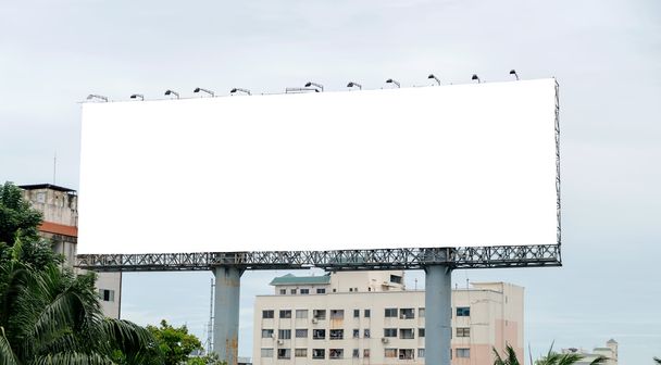 Billboard met leeg scherm, tegen blauwe hemel - Foto, afbeelding
